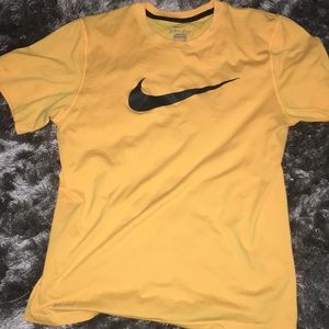 Men’s small yellow Nike sti-fit t-shirt
